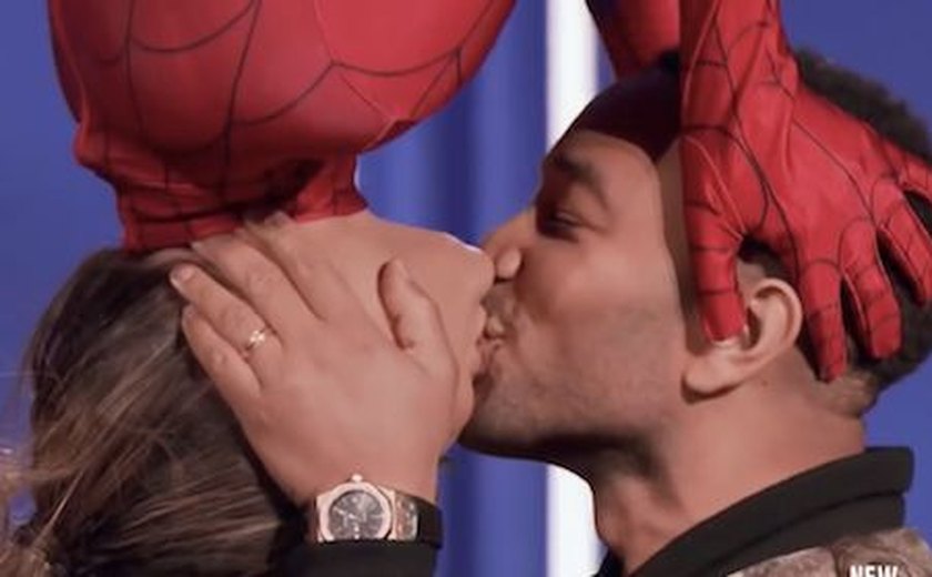 John Legend e modelo reencenam beijo de 'Homem-Aranha' em programa de TV