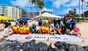 Mais de 100 quilos de lixo são retirados da praia da Ponta Verde durante mutirão