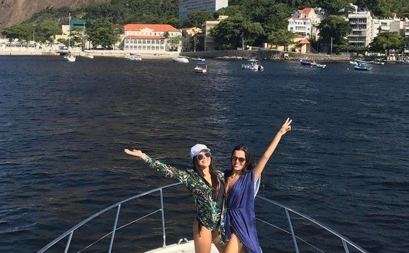 Ex-BBB Emilly curte passeio de iate no Rio: 'Continuo em um sonho?!'