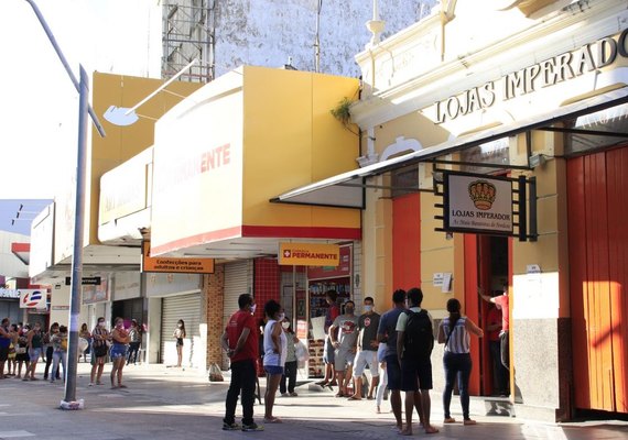 Centro de Maceió tem filas para compra de tecidos