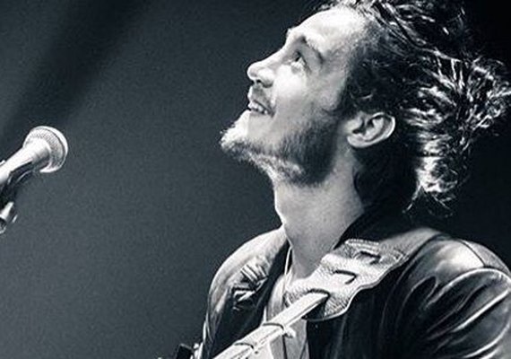 Cantor Tiago Iorc é acusado de cobrar para tirar fotos com fãs