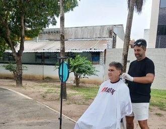 Uruguaio vira atração em Maceió, no corte de cabelo