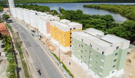 Moradores de comunidades do Vergel fecham avenida cobrando entrega de chaves de apartamentos