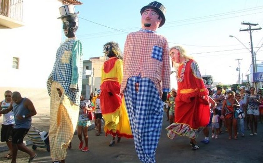 Bloco Bonecos da Cidade resgata carnaval de rua em último dia de folia em Maceió