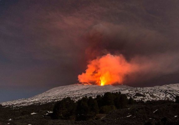 Explosão de cratera do vulcão Etna deixa dez turistas feridos na Itália