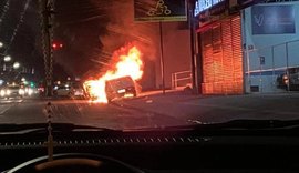 Carro incendeia na Avenida Rotary e assusta população