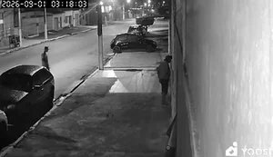 Vítima suspeita que dupla flagrada furtando fachada também tenha levado escada em Arapiraca