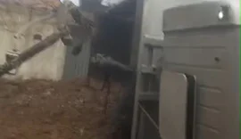 Caminhão caçamba perde freio em ladeira, derruba poste e danifica muro de residência em Arapiraca
