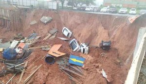 Asfalto cede e cratera engole carros durante chuva em Brasília
