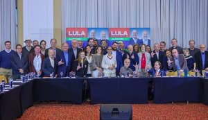 Tucanos do grupo Derrubando Muros entregam propostas a Lula