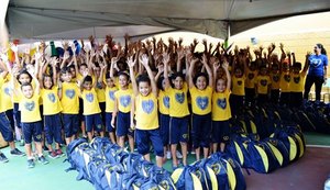 Estudantes de Maceió recebem kits de material escolar da LBV