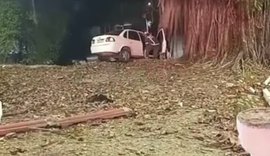 Carro quase despenca de ribanceira no bairro do Farol, em Maceió