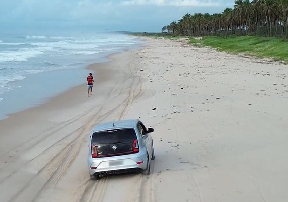 Carro é flagrado na areia da Praia do Francês e prática proibida volta a chamar atenção