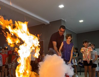 Treinamento ensina crianças a agir em situações de incêndio e transforma prevenção em aprendizado desde cedo