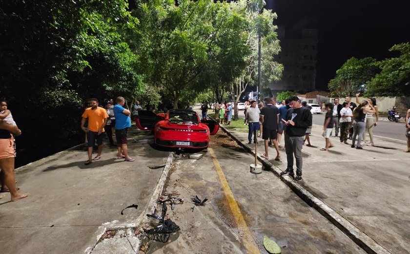 Motorista de carro de luxo foge após atropelar pedestre e bater contra árvore em Arapiraca