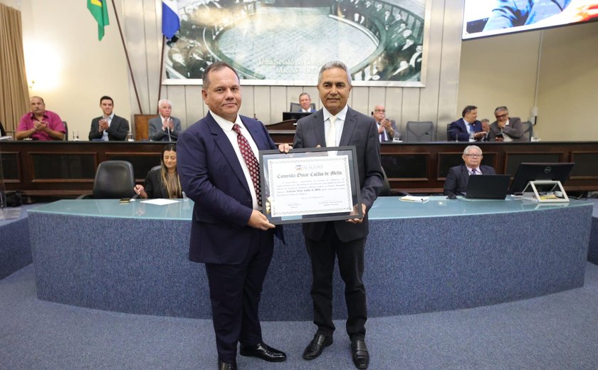Assembleia homenageia Fernando Maciel com a comenda Omar Coelho de Mello