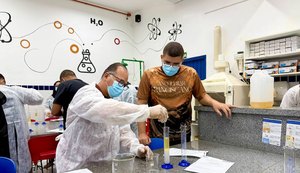 Estudantes da Nova EJA Sesi vivenciam experiência científica sobre adulteração da gasolina