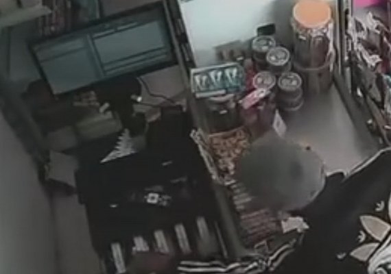 Homem furta dinheiro de mercadinho e é flagrado por câmera de segurança no Litoral Norte