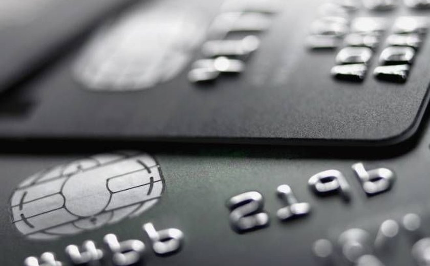 Juro do cartão de crédito cai para 345% em maio, menor taxa em 21 meses