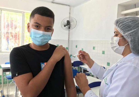 Confira novo cronograma de vacinação contra a Covid-19 nas escolas de Maceió
