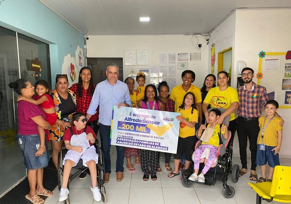 Alfredo Gaspar entrega emenda de R$ 200 mil para Associação que cuida de famílias afetadas pelo Zika Vírus