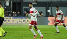 Patrick de Lucca deixa jogo com dores e retorna a Maceió para exames pelo CRB