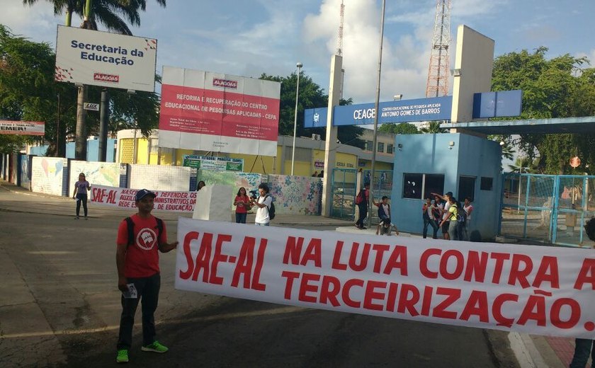 Manifestantes fecham o Cepa em protesto contra a terceirização e reforma