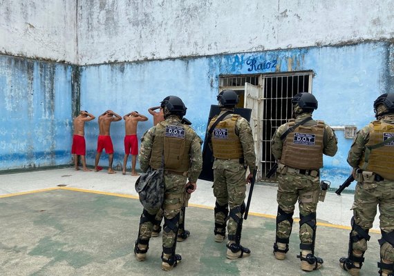 Policiais penais participam de operação dentro do sistema prisional em Maceió