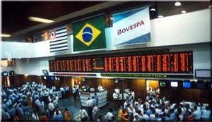 Bovespa fecha em queda nesta quinta, de olho na cena política local