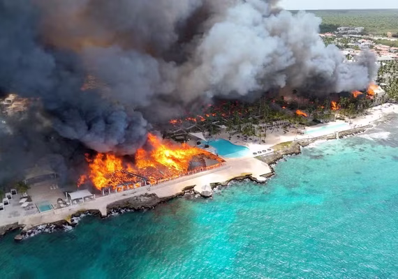 Incêndio destrói resort, mata turista e obriga retirada de 1.700 pessoas