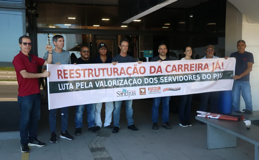 Servidores do Judiciário Federal fazem ato em defesa da reestruturação da carreira e recomposição salarial