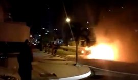 Carro incendeia em Mangabeiras e fogo só é controlado pelos bombeiros