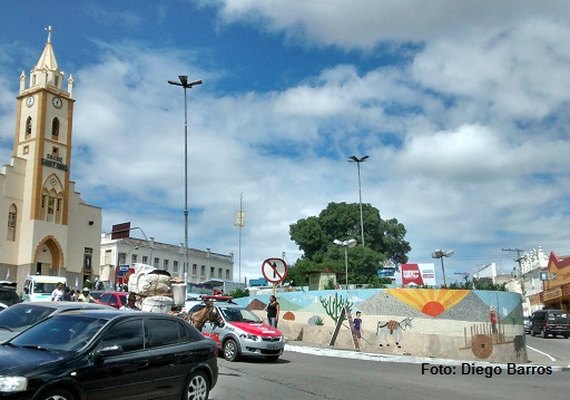 Homem tenta se desfazer de sacola com drogas e é preso em Santana do  Ipanema