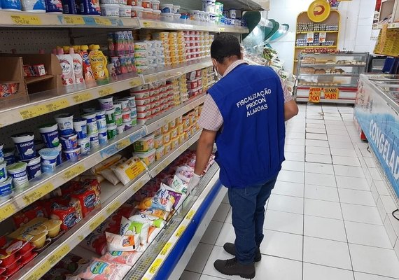 Procon encontra irregularidades e notifica estabelecimentos