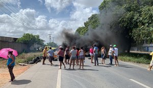 Moradores fecham trecho da BR-104 em Rio Largo contra falta d'água na região