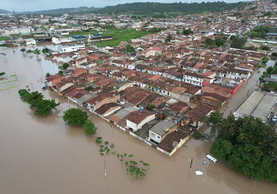 Quase 600 pessoas ficam desabrigadas em São Miguel dos Campos após rio transbordar