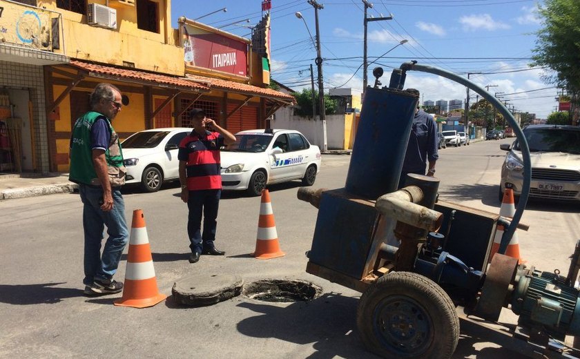 Prefeitura de Maceió fiscaliza transbordo de esgoto no bairro do Poço