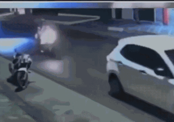 Imagens mostram motociclista quase sendo atropelada por ônibus após perder o controle da moto em Penedo