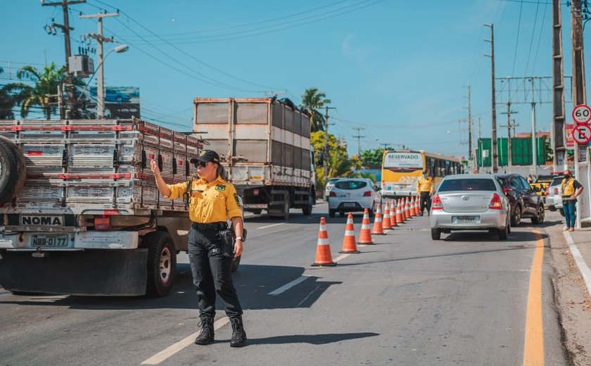 Trânsito na Avenida Gustavo Paiva é modificado nesta terça para obra em rede elétrica