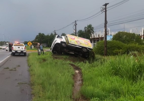 Caminhão sai da pista e tomba na rodovia AL-101 Sul