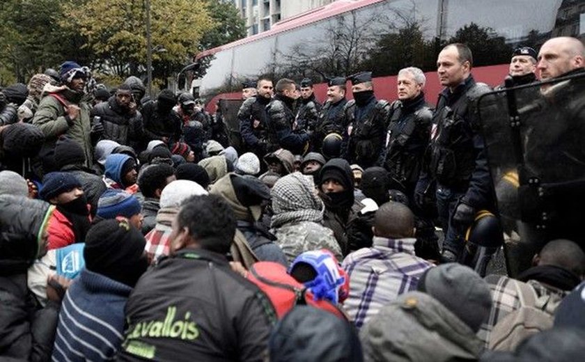 Para retirar 3 mil migrantes de acampamento, Paris inicia operação