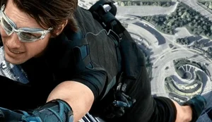 Vem por ai! Astro Tom Cruise se pendura em avião em nova imagem de Missão Impossível 8