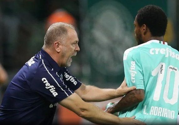 Palmeiras bate Fluminense e vê líder a três pontos