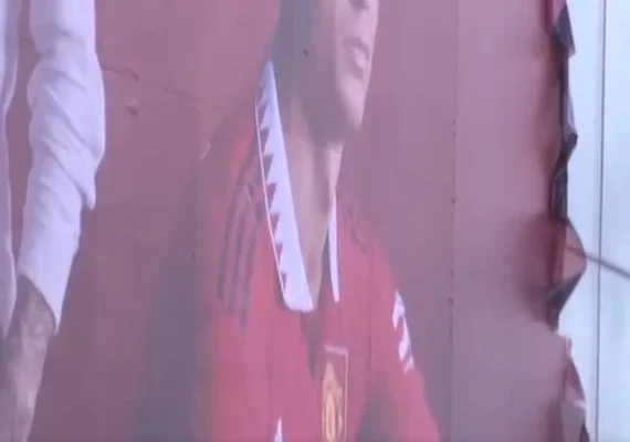 Pôster de Cristiano Ronaldo é retirado de estádio do Manchester United