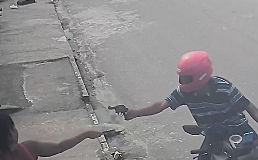 Assalto à mão armada é registrado por câmera de segurança em Maceió