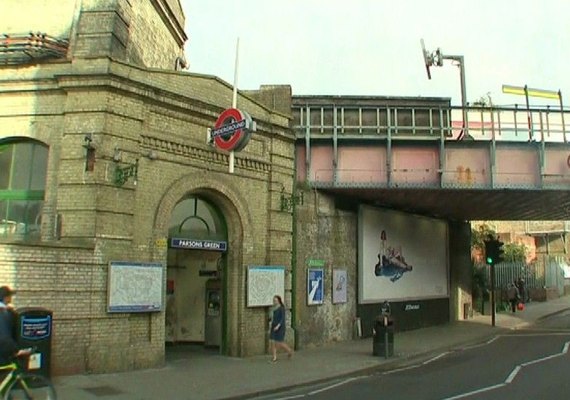 Suspeito de ataque a metrô em Londres é detido e estação é reaberta