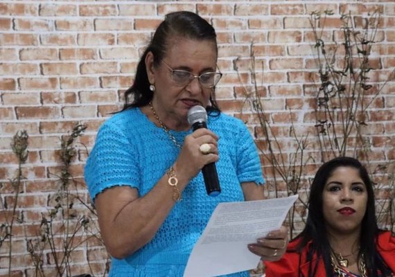 Na Bienal, Dona Bastinha, a escritora maribondense estará lançando mais dois livros de sua autoria