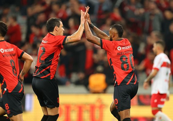 CRB toma virada, acaba perdendo para o Athletico nos pênaltis e está eliminado