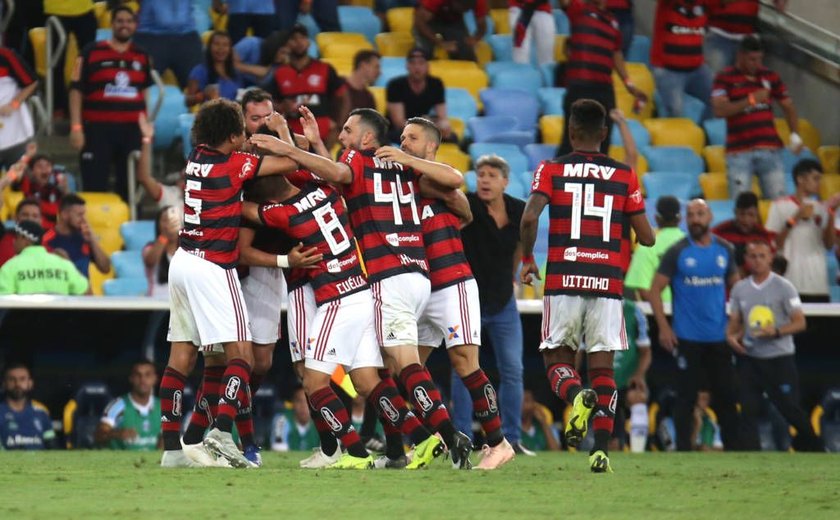 Flamengo vence Grêmio, frustra Palmeiras e mantém esperança de título