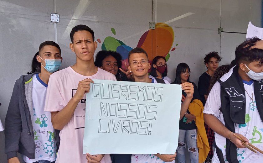 Estudantes realizam protesto na Secretaria Estadual de Educação